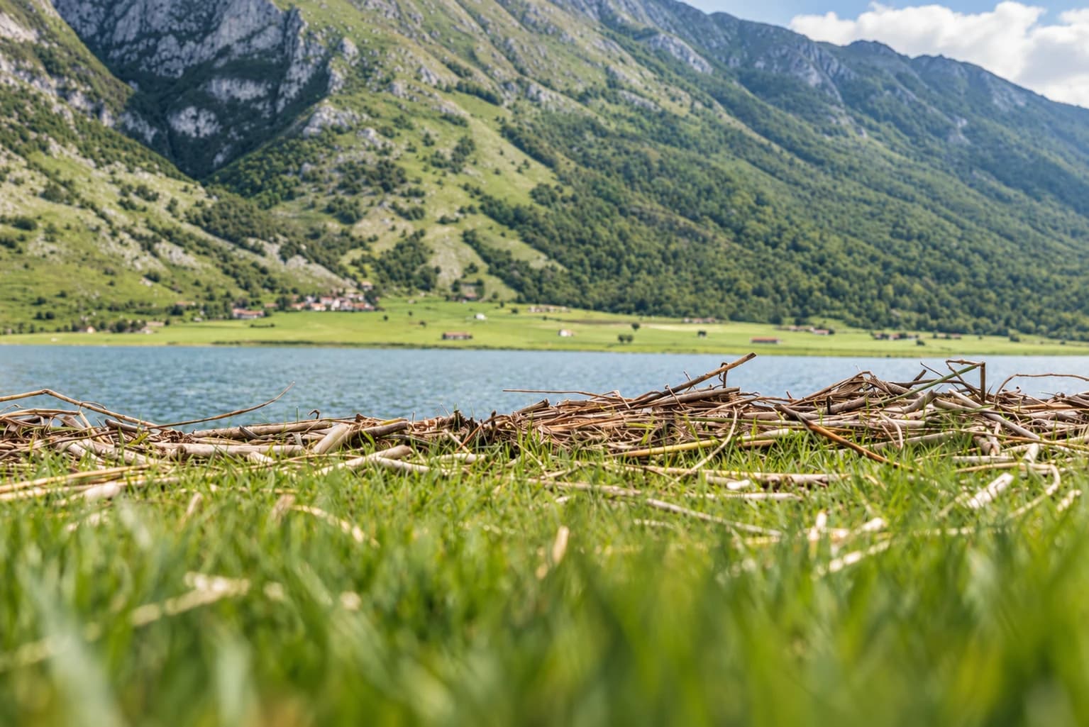 La riva del lago ai piedi dei versanti boscosi del massiccio