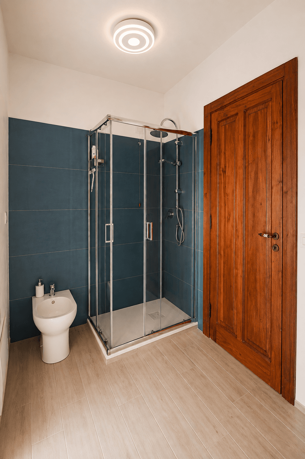 Bagno con doccia e piastrelle blu