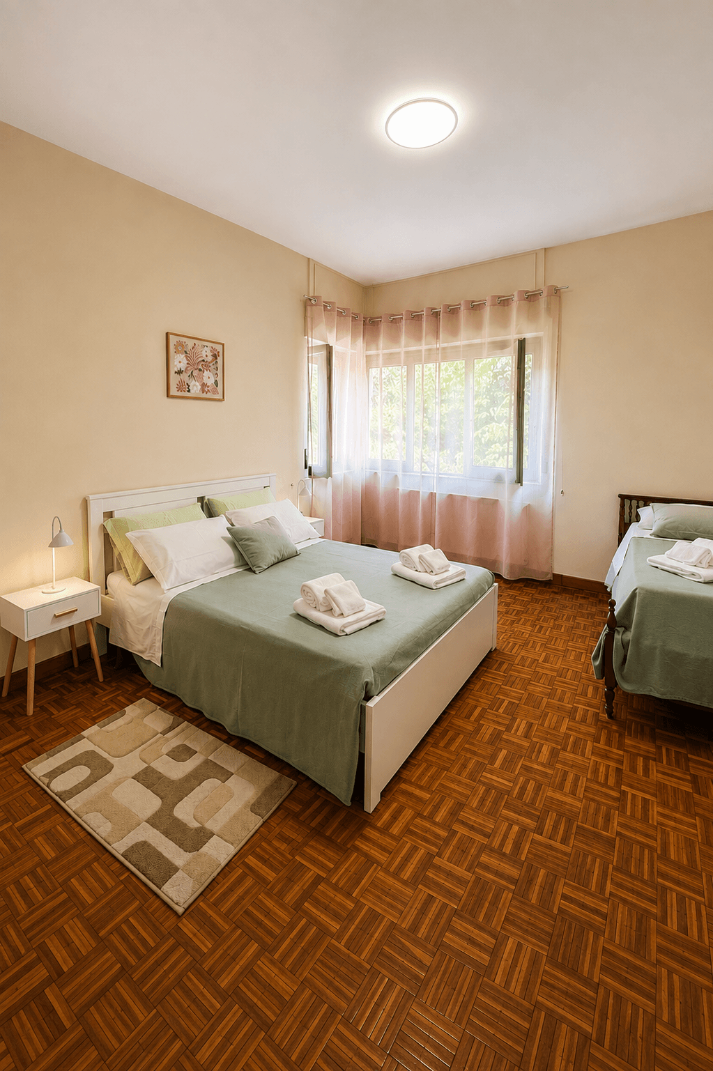 Camera con letto matrimoniale e letto singolo, biancheria verde salvia