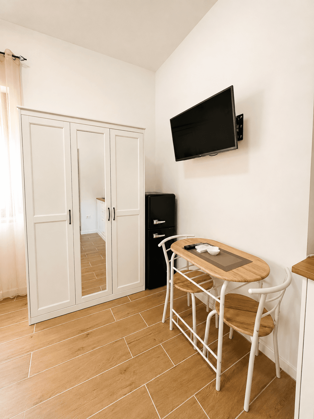 Armadio, TV, minifrigo e tavolino