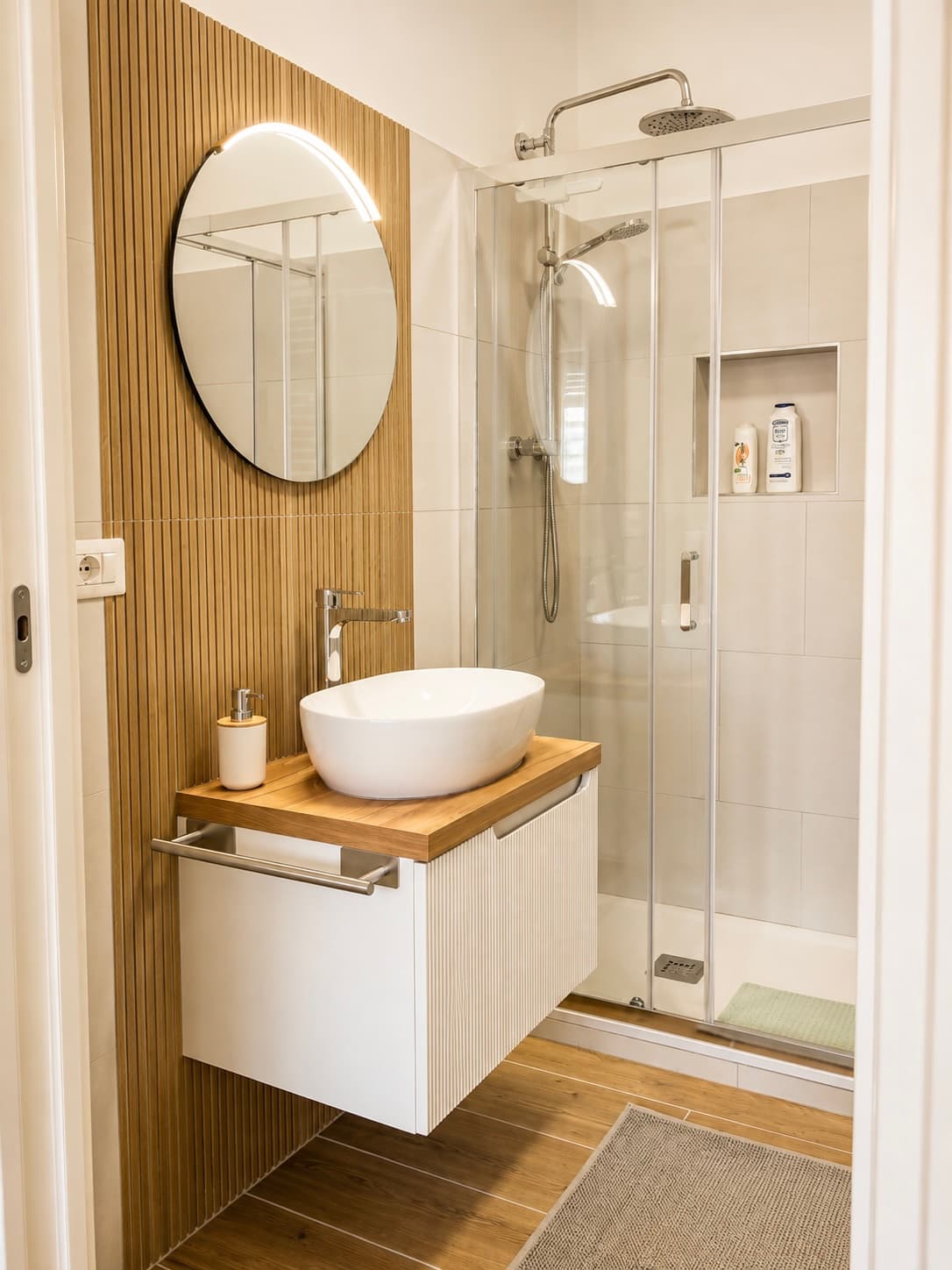Bagno con lavabo, specchio e doccia